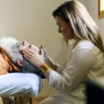Gemma realizando una sesión de Reiki con las manos sobre la cabeza de un cliente