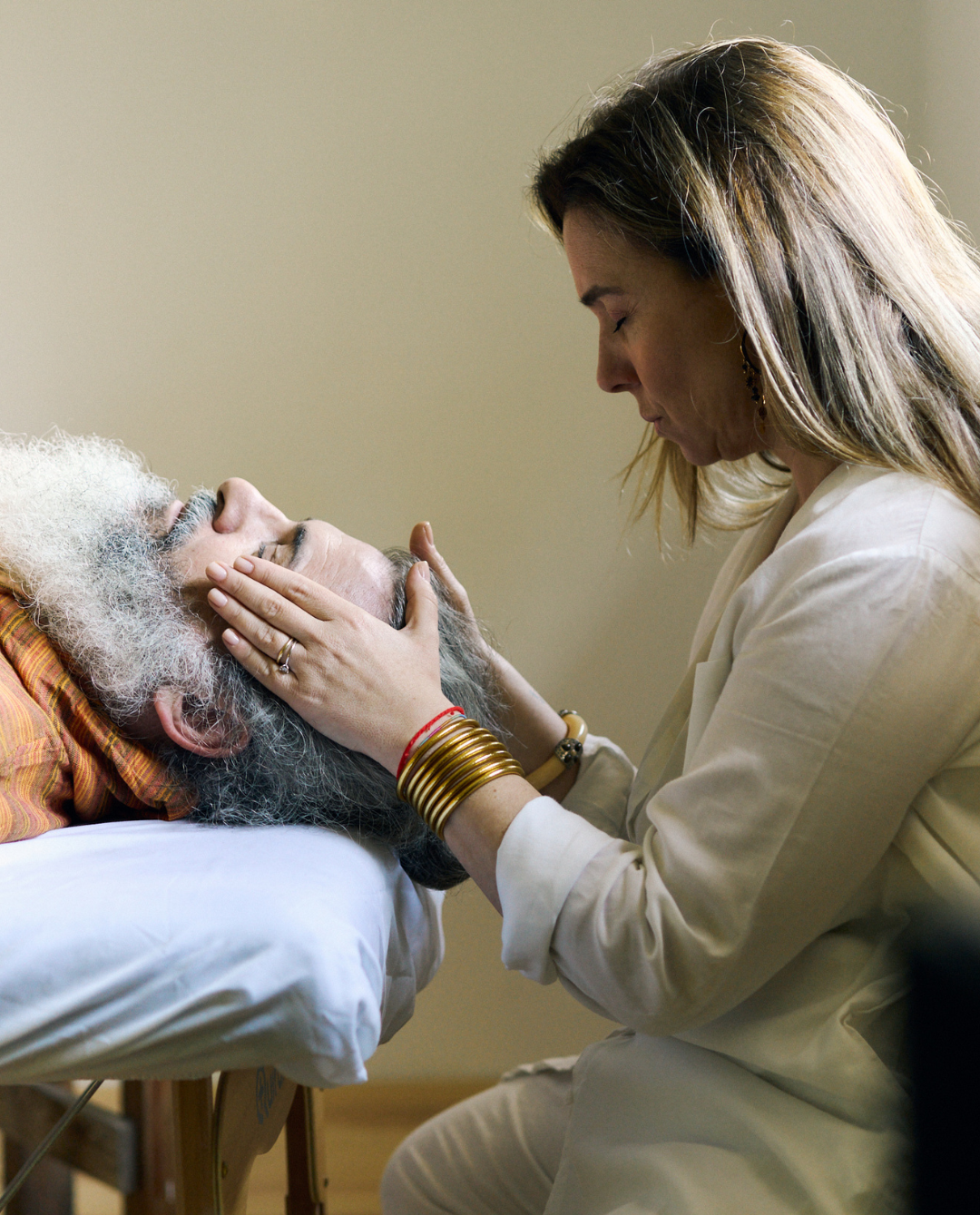 Sesión de Reiki, imposición de manos sobre la cabeza